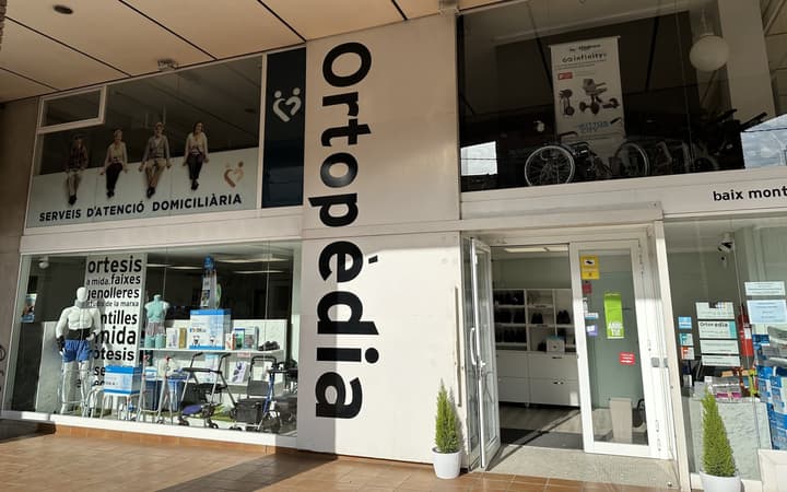Façana de l’Ortopèdia Baix Montseny, amb el rètol vertical «Ortopèdia», a la plaça Mercè Rodoreda de Sant Celoni